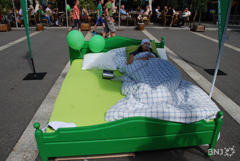 Le lit de la Ligue pulmonaire neuchâteloise a été installée en plein de coeur de La Chaux-de-Fonds, sur la place Espacité