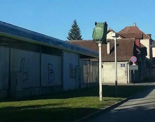 Le radar de la rue du Collège a été recouvert d'une poubelle. (Photo auditeur).