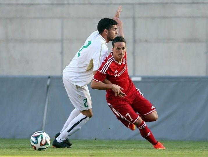 Steven Lang avec son nouveau maillot du FC Vaduz (photo : www.fcvaduz.li)
