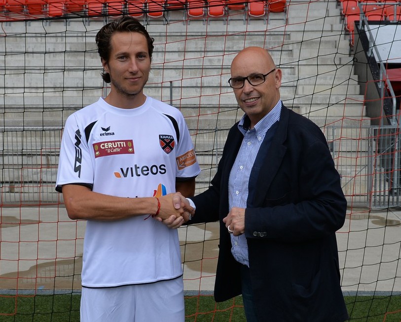 Mehdi Challandes et le président de Neuchâtel Xamax FCS Christian Binggeli (photo : NE Xamax)