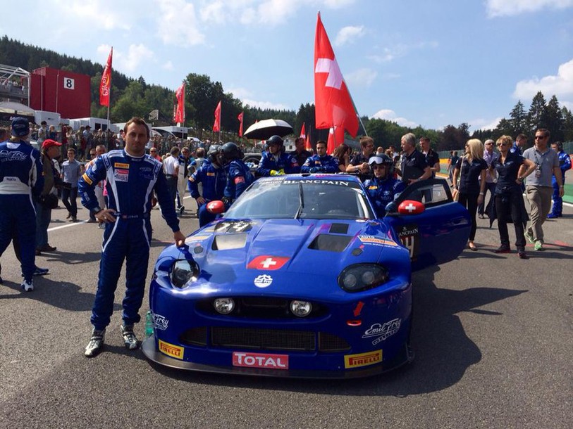 Jonathan Hirschi devant sa Jaguar.