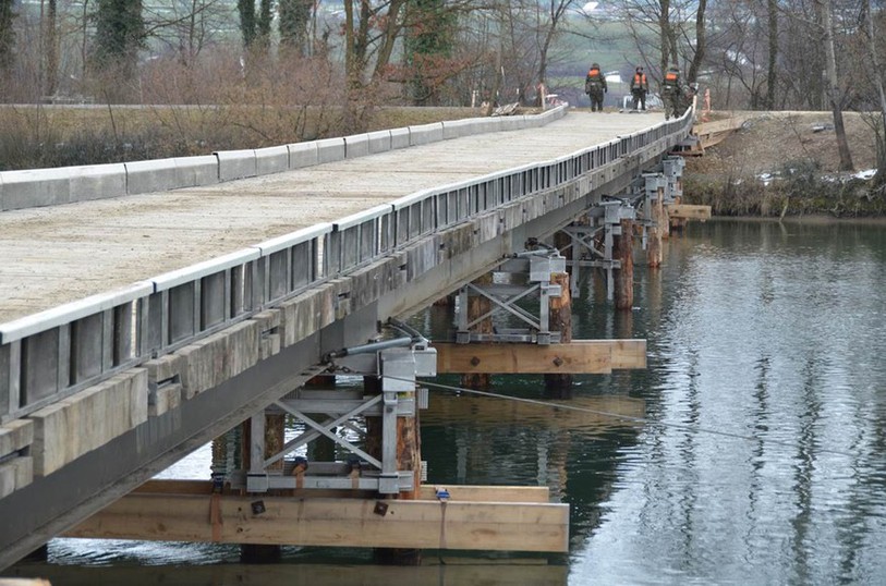 Les soldats n'ont besoin que de 48h pour construire ce pont à poutres d'acier!