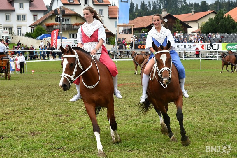 Les filles du quadrille portent le costume traditionnelle des Franches-Montagnes (ici lors du quadrille 2014)