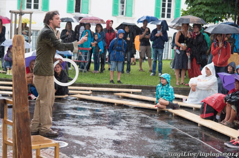 Les spectateurs ont fait fi de la pluie pour assister aux spectacles.