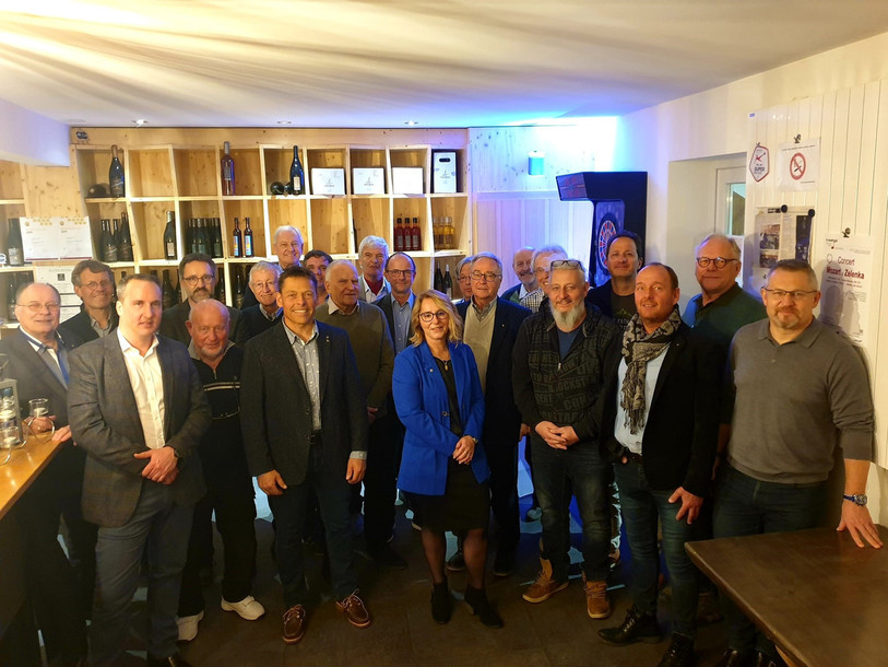 Une partie des membres du Lions Club Neuchâtel-la Tène entourant Nadia Chassot, première femme à devenir membre. (Photo: LC Neuchâtel-La Tène)