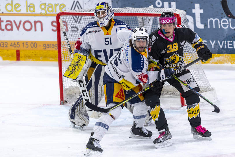 Duel entre l'Ajoulot Guillaume Asselin (en noir) et le Zougois Dominik Schlumpf. Le HCA n'a pas ménagé sa peine, hélas en vain (photo: KEYSTONE/GIORGIOS KEFALAS).