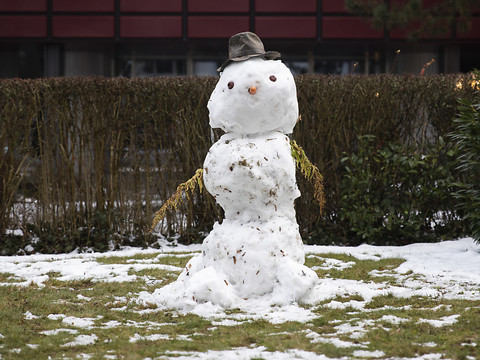 Le manteau neigeux se réduit comme peau de chagrin en moyenne montagne et les spécialistes de la météo n'attendent pas de précipitations significatives avant la fin du mois du janvier. (Photo: KEYSTONE/PETER KLAUNZER)