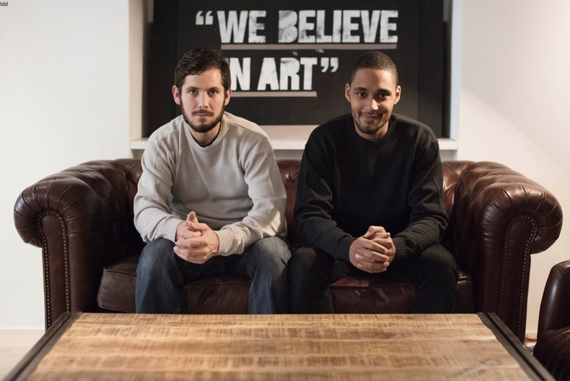 Les deux photographes Stefan Meyer et Alex Kangangi