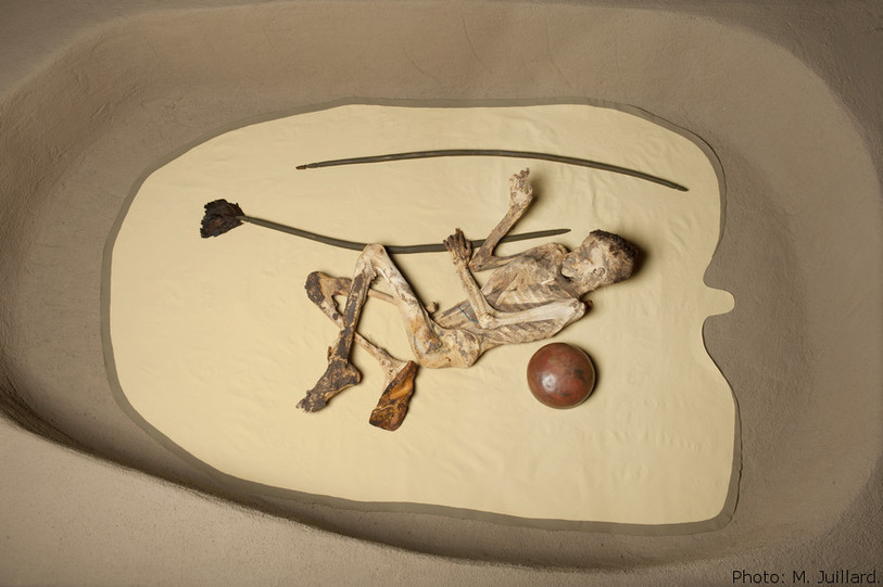 Reconstitution de la tombe d'un archer nubien naturellement momifié. Nécropole royale de Kerma, vers 2300 av. J.-C. (photo M. Juillard). 