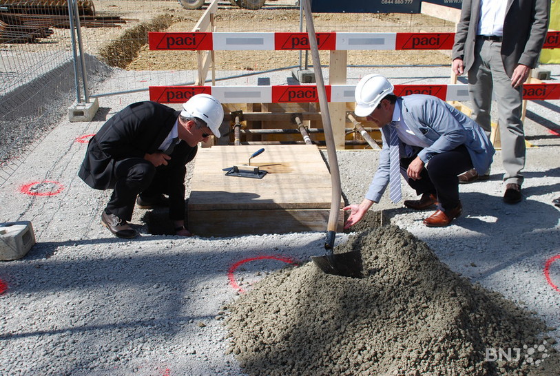 Le conseiller d'Etat Laurent Kurth (à gauche) et le conseiller communal Théo Huguenin-Elie ont posé symboliquement la première pierre du chantier.