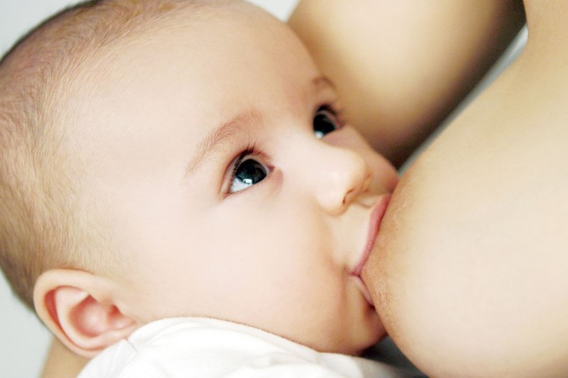 bébé qui tête sa mère