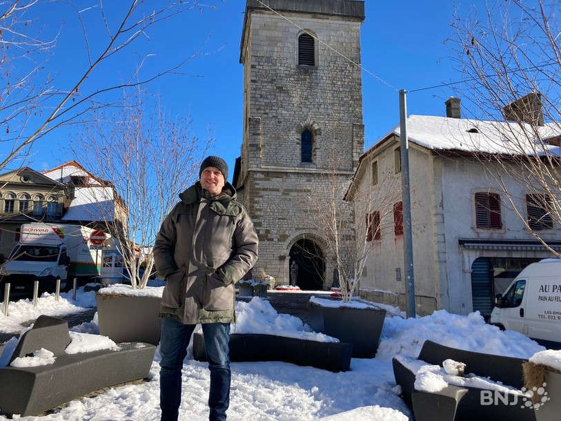 Dario Caminoto, natif de St-Imier, se tient devant la cathédrale.