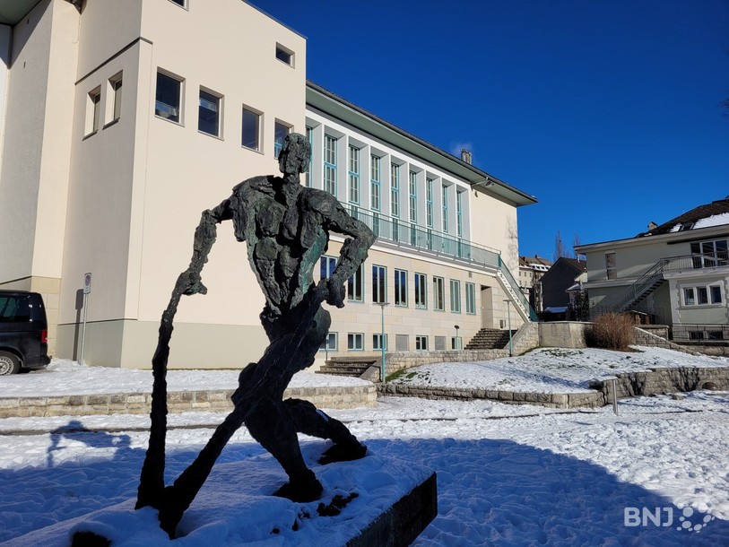 La salle de spectacle de St-Imier, devant laquelle trône une sculpture réalisée en l'honneur de celui qui a donné son nom à la ville.
