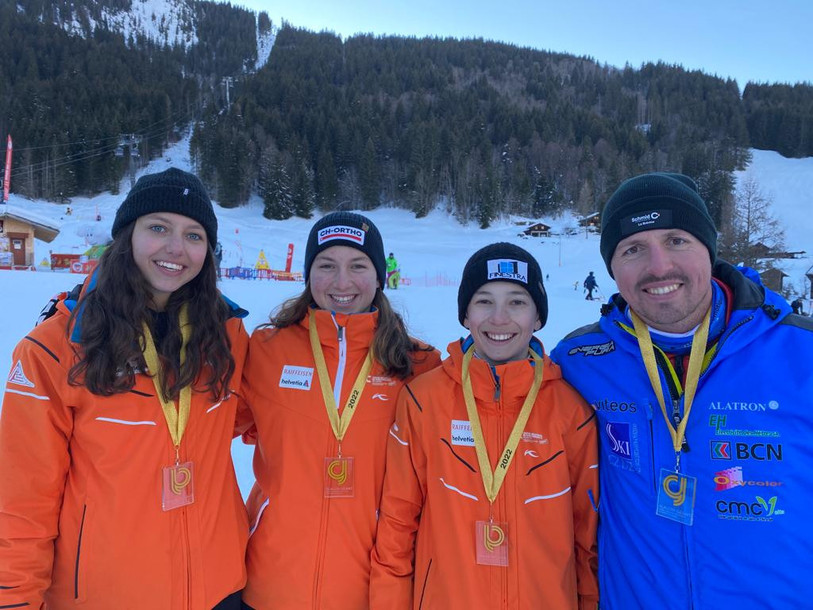 Les lauréats du slalom géant (de g. à d.) : Elisa Müller, Justine Herzog (M16), Quentin Cuche (M16) et Pierre Stiemsbert.  (photo Giron jurassien)