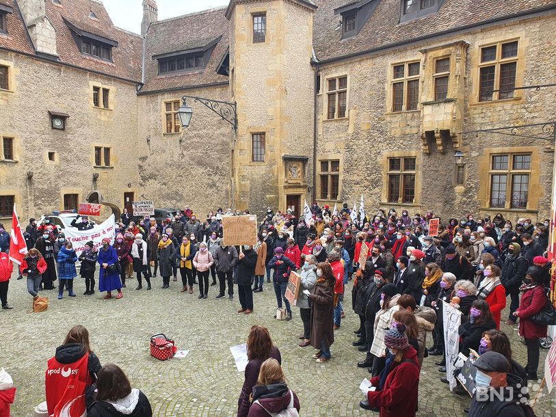 Les manifestants ont pris possession de la cour du Château, siège des autorités cantonales.