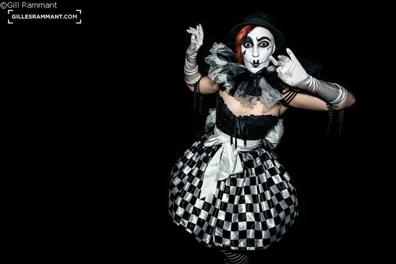 Parmi les monstres, la performeuse française Salvia Badtripes sous les traits d'un mime.