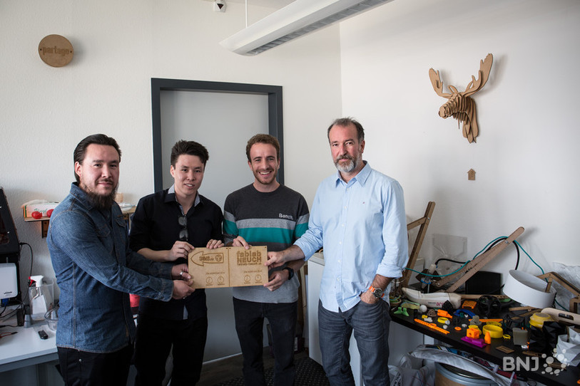 Philippe Geslin, professeur à la HE-Arc et Gaëtan Bussy co-directeur du FabLab au cours de l’échange de plaques avec Ole et Knud, les deux jeunes Groenlandais qui conduiront le FabLab d’Upernavik.