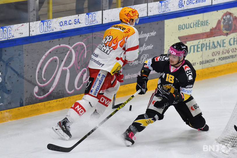 Le défenseur du HC Ajoie Bastien Pouilly est mis dans le vent par l'attaquant de Rapperswil Roman Cervenka (photo : Georges Henz).