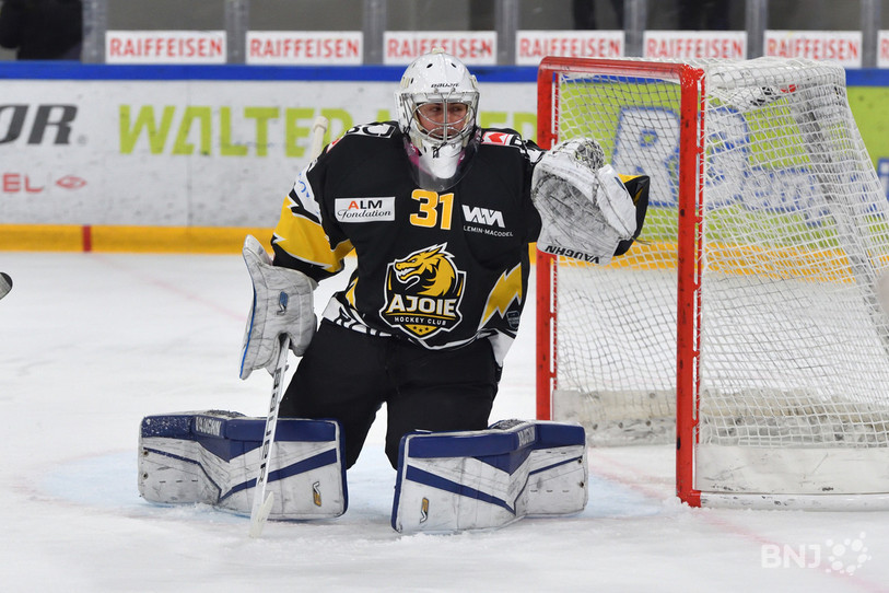 Le gardien Nicola Aeberhard a vécu mardi soir sa 1re titularisation dans la cage du HC Ajoie ainsi qu'en National League (photo : Georges Henz).