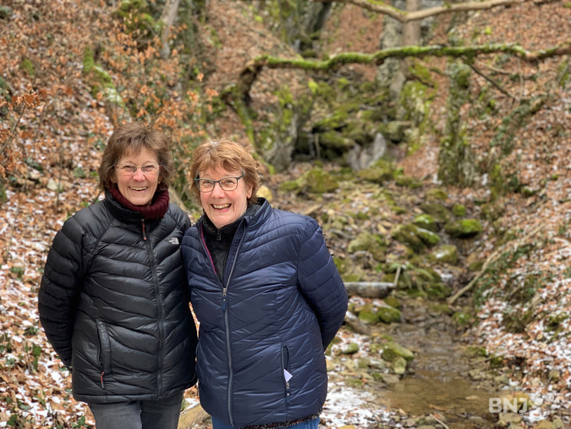 Alice Nyffenegger (à gauche) et Cécile Vuillemin, membres de Val Terbi Rando, nous ont raconté la légende des la grotte des Hérodes, située derrière elles.