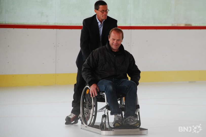 Le système permet de glisser en tandem : la personne en chaise roulante doit être poussée par un patineur.