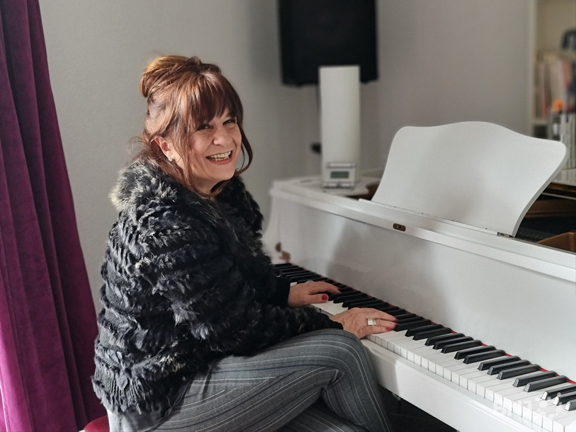 France Hamel vibre pour la musique depuis son adolescence et transmet son savoir dans sa salle de chant à La Neuveville 