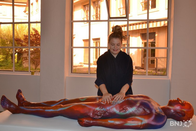 L'artiste Mariechen Danz a créé ce corps thermochromique, qui change de couleur grâce à l'électricité, spécialement pour l'exposition.