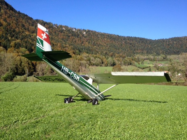 L'avion biplace a effectué un atterrissage d'urgence dans un champ près de Noiraigue.