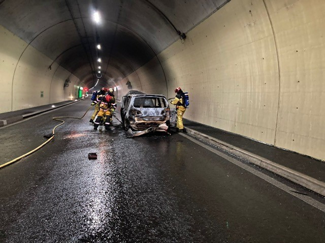 Une voiture a pris feu dans le tunnel de Develier. Photo: Police cantonale jurassienne.
