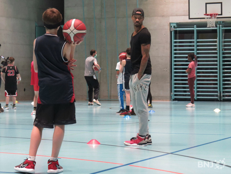 Les jeunes basketteurs ont pu tâter la balle orange durant plus d'une heure avec leurs idoles.