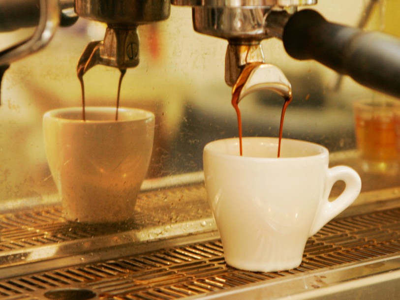 Un café coûte 3,65 francs en moyenne dans le canton selon un sondage de GastroJura. (Photo : KEYSTONE/AP/Orlin Wagner).