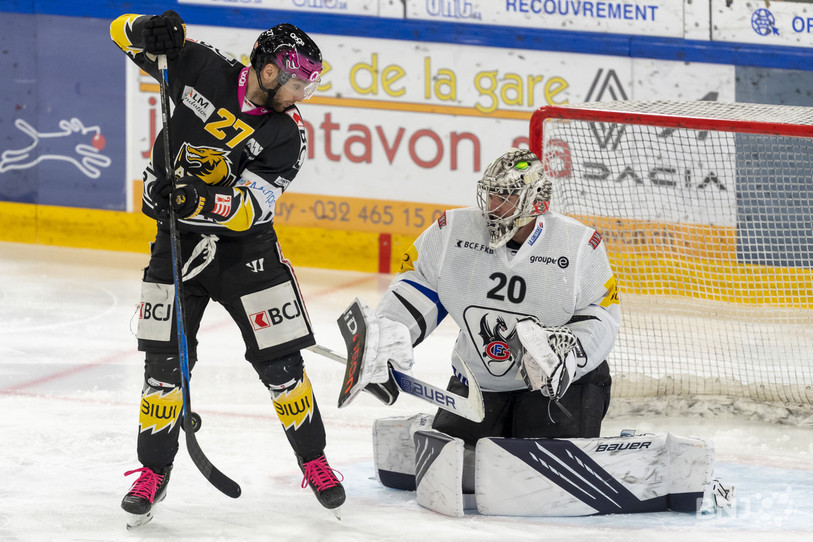 Reto Schmutz a été l'un des attaquants jurassiens les plus remuants jeudi, mais il n'est pas aisé de tromper la vigilance de Reto Berra. (photo : (KEYSTONE/Georgios Kefalas)