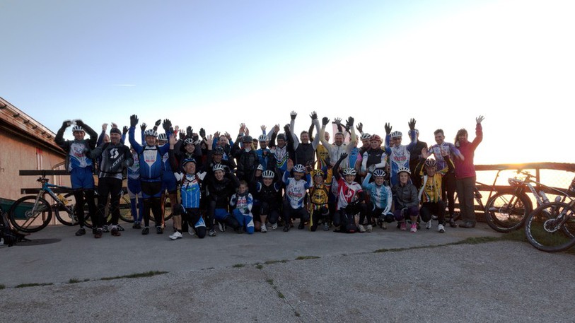 Une cinquante de cyclistes pose fièrement à 1'500 mètres d'altitude, juste au-dessous du col de Chasseral, un 19 novembre.    un 19 octobre