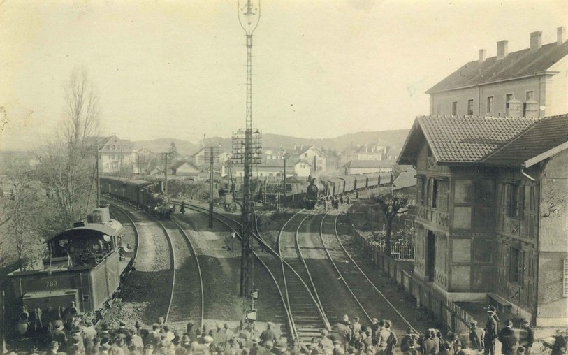 Les grévistes biennois bloquent les trains en 1918. (ldd)