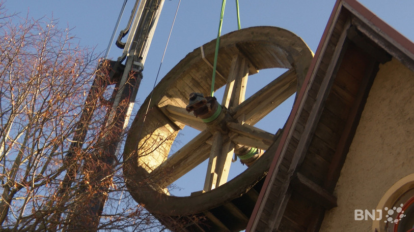 La roue du moulin de Saint-Blaise pèse près de deux tonnes. Son retrait a nécessité une bonne dose de dextérité.