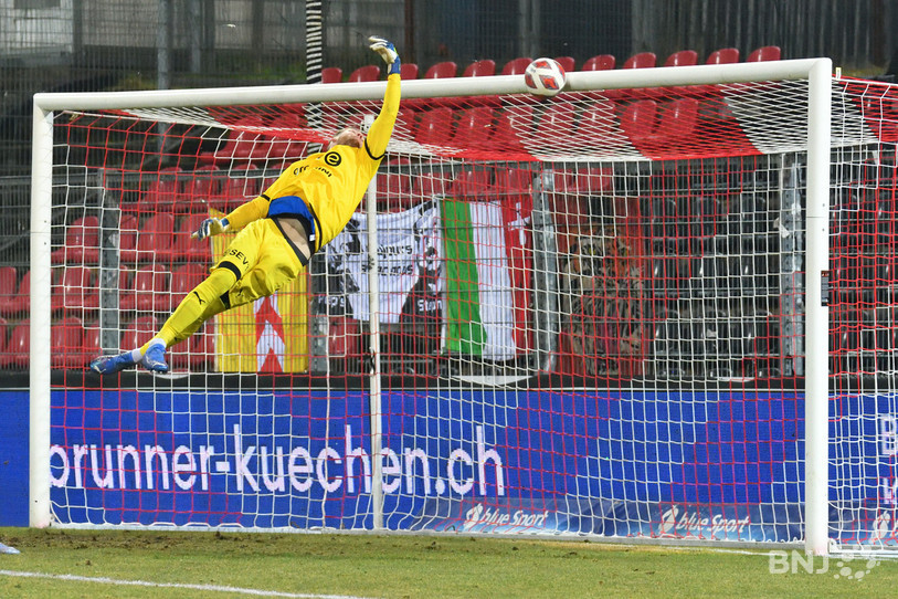 Le portier xamaxien Théo Guivarch a été sauvé par ses montants dans les derniers instants du match (photo : Georges Henz).