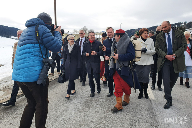 Le président de la Confédération et les autorités cantonales ont suivi les pas des Bourbakis, en franchissant à pied la frontière franco-suisse.