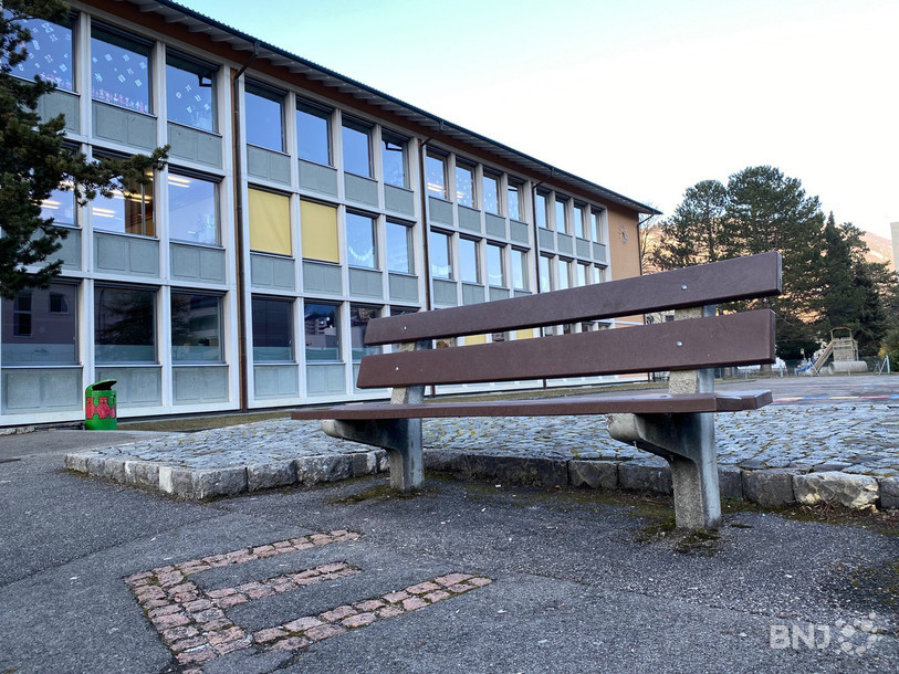 Un simple banc dans une cour d'école qui, une fois coloré, pourrait attirer l'attention sur la détresse et l'isolement de certains enfants.