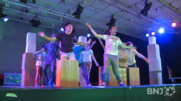 Les gymnasiens en train de répéter l'un des tableaux du spectacle « Ça déménage ! ».
