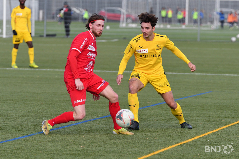 Nolan Erard (à gauche) et ses coéquipiers du FC Bienne ont remporté leur 2e match amical de la trêve hivernale (photo : archives/Georges Henz).