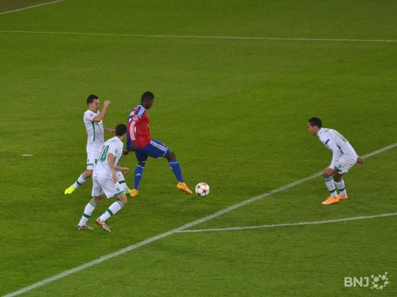 Breel Embolo (ici au milieu de trois Bulgares) a mis le FC Bâle sur les bons rails
