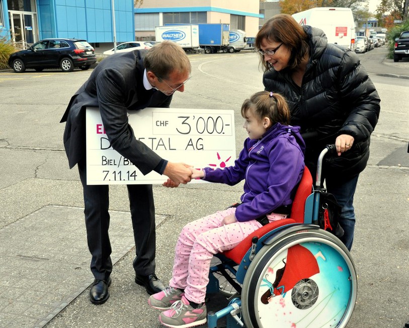 Michael Op de Hipt, directeur de DIAMETAL SA, remet le chèque à Mauranne, une petite fille d’Evilard souffrant de leucodystrophie de type indéterminé. (photo: LDD)