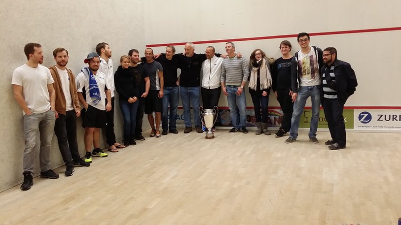 Les participants du tournoi posent devant la coupe attribuée au vainqueur. (photo : Alexandre Guenin). 