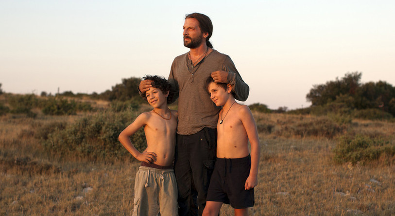 Paco (Mathieu Kassovitz) et ses deux fils Tsali (David Gastou) et Okeysa (Sofiane Neveu)