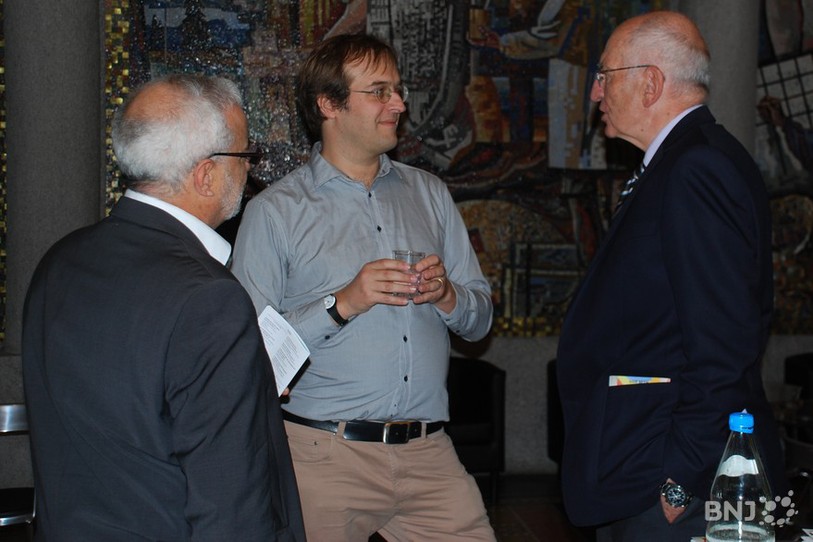 L'ancien conseiller fédéral Pascal Couchepin (à droite) est le parrain de l'exposition du Musée des Beaux-arts de La Chaux-de-Fonds. Il a découvert les oeuvres en compagnie du commissaire de l'exposition Gabriel Umstätter (au centre) et du conseiller communal Jean-Pierre Veya.