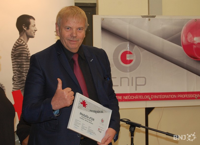 Roger Juillet, le directeur général de Nivarox-FAR, heureux de la médaille d'or reçue par son entreprise.