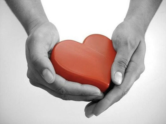 mains qui tiennent un coeur