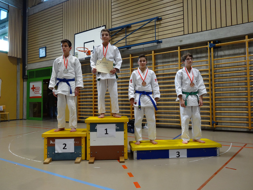 Loan Célikbilek du Judo Club Delémont trône sur la première marche du podium