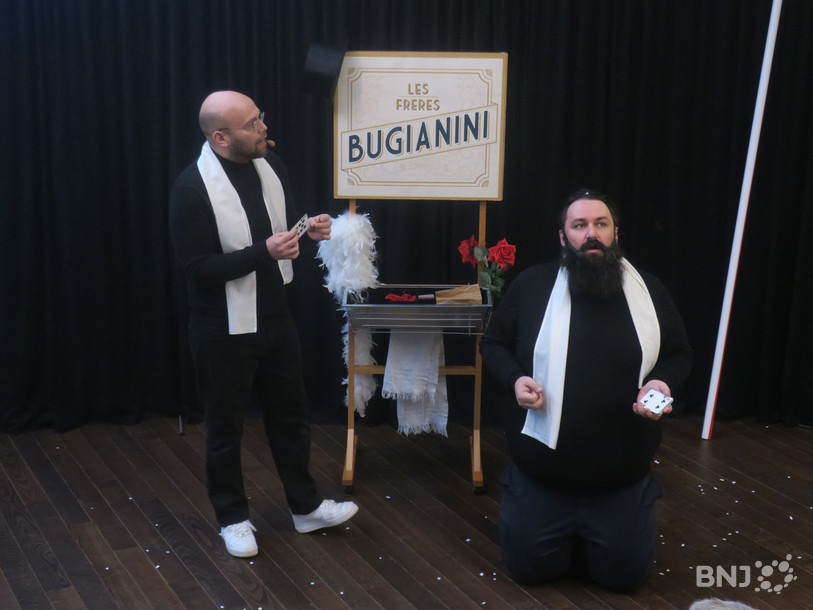 De gauche à droite : Blake Eduardo et Stève Geiser dupent le public pour le plus grand plaisir de celui-ci.