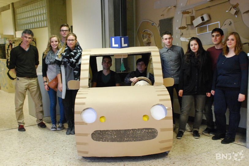 Les cinq films ont été réalisés par une classe de l'école d'arts appliqués de La Chaux-de-Fonds à l'aide de maquettes en carton en deux échelles différentes.